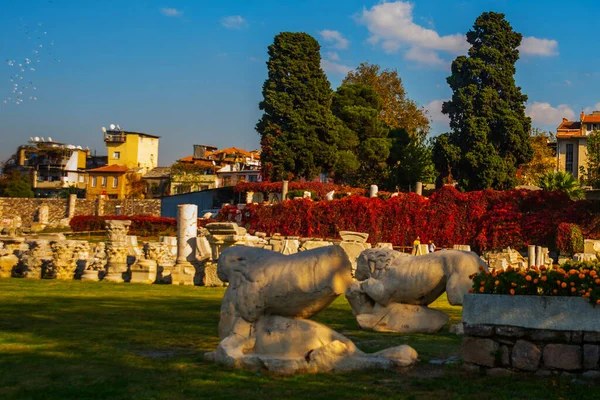 IZMIR, TURKEY: Agora 'nın antik kalıntıları, güneşli bir günde İzmir' de arkeolojik kazılar.