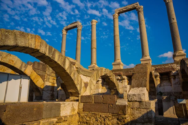 IZMIR, TURKEY: İzmir 'deki Agora' nın antik sütunlarına güneşli bir günde mavi gökyüzünün arka planına karşı bakmak
