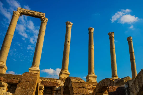 IZMIR, TURKEY: İzmir 'deki Agora' nın antik sütunlarına güneşli bir günde mavi gökyüzünün arka planına karşı bakmak