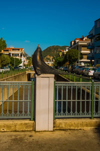 Marmaris, MUGLA, TURKEY: Şehir merkezinde bir kanal ve güneşli bir günde Marmaris 'te bir fokun heykeli.