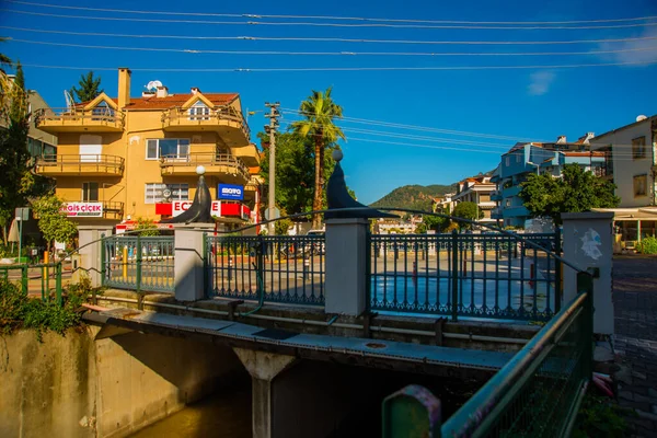 マリス ムグラ トルコ 市内中心部の運河と晴れた日のマリスのシールの彫刻 — ストック写真