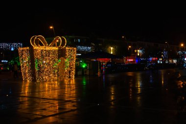 Marmaris, MUGLA, TURKEY: Gece Marmaris 'in merkez meydanında 2022 yılının güzel büyük yeni yıl mektupları.