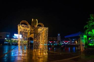 Marmaris, MUGLA, TURKEY: güzel büyük dekoratif bir kutu hediye sarı çelenkler gece Marmaris meydanının ortasında.