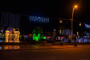 Marmaris, MUGLA, TURKEY: Bir kule ve gece Marmaris meydanının ortasında sarı çelenklerle hediyeler ile büyük bir dekoratif kutu.