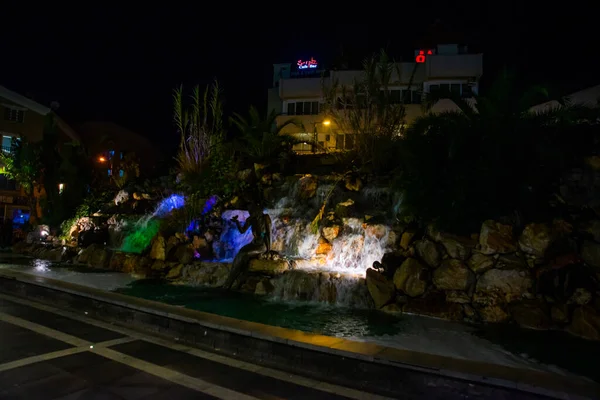 TURQUÍA, MARMARÍS: Cascadas artificiales en el centro de Marmaris por la noche. —  Fotos de Stock