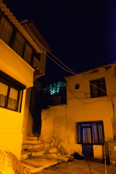 MARIS, TURKEY: Marmaris slott och utsikt över gamla stan i Marmaris stad på natten. — Stockfoto