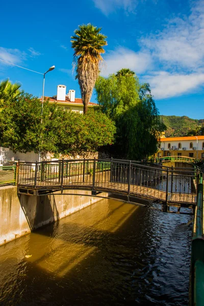 Güneşli bir günde, Marmaris şehrinin sokaklarında suyla dolu bir kanal.. — Stok fotoğraf
