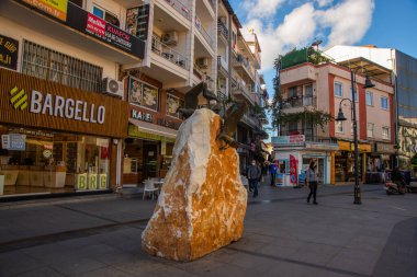 Marmaris, MUGLA, TURKEY: Marmaris caddesinde martıları olan bir kaya şeklindeki anıt.
