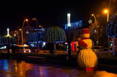 Marmaris, MUGLA, TURKEY: güzel dekoratif yeni yıl kardan adamı gece Marmaris merkez meydanında.