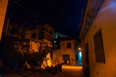 Marmaris Şatosu ve geceleri Marmaris Kasabası 'ndaki eski kasaba manzarası. Marmaris Şatosu Türkiye 'de daha popüler bir turizm merkezi.