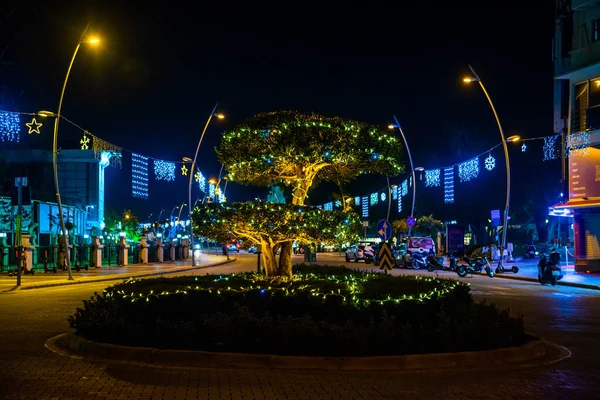 Maris Mugla Turkey 近代的な貿易センターを背景に 魚の夜の彫刻で運河沿いの通りにガーランド装飾木で飾られています — ストック写真