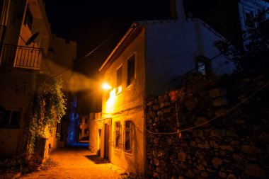 Marmaris Şatosu ve geceleri Marmaris Kasabası 'ndaki eski kasaba manzarası. Marmaris Şatosu Türkiye 'de daha popüler bir turizm merkezi.