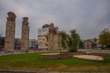 SELCUK, IZMIR, TURKEY: Selcuk 'un merkezinde Roma su kemeri.