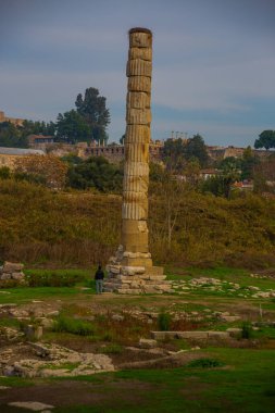 SELCUK, IZMIR, TURKEY: Artemis Tapınağı harabeleri karşı kale ve Aziz John Bazilikası. Antik dünyanın yedi harikasından biridir..