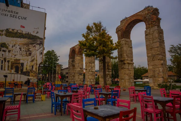 SELCUK, IZMIR, TURKEY: Selcuk 'un merkezinde Roma su kemeri.