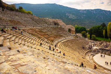 EPHESUS, SELCUK, IZMIR, TURKEY - İzmir 'in Selcuk kentindeki Efes antik kenti Efes' te büyük antik amfi tiyatro.