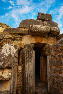 EPHESUS, SELCUK, IZMIR, TURKEY - İzmir 'in Selcuk kentindeki Efes antik kenti Efes' te büyük antik amfi tiyatro.
