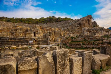 EPHESUS, SELCUK, IZMIR, TURKEY - İzmir 'in Selcuk kentindeki Efes antik kenti Efes' te büyük antik amfi tiyatro.