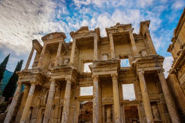 EPHESUS, SELCUK, IZMIR, TURKEY: Antik şehir Efes 'teki Celsius Kütüphanesi. Türkiye 'de en çok ziyaret edilen antik kent.