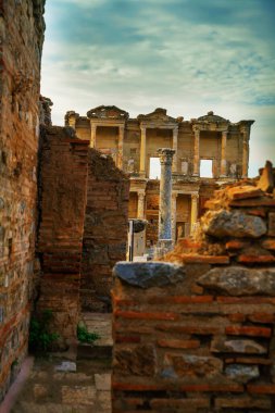 EPHESUS, SELCUK, IZMIR, TURKEY: Antik şehir Efes 'teki Celsius Kütüphanesi. Türkiye 'de en çok ziyaret edilen antik kent.