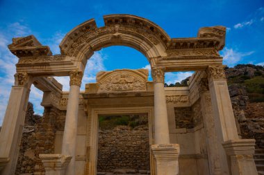 EPHESUS, SELCUK, IZMIR, TURKEY: Türkiye 'deki Efes arkeoloji sahasında Hadrian Tapınağı.