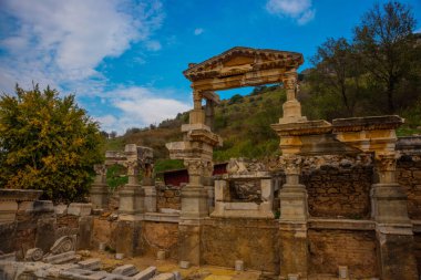 EPHESUS, SELCUK, IZMIR, TURKEY: Curetos Caddesi 'nde, Troyan Çeşmesi ve İzmir' in Selcuk kentindeki antik Efes kentinin kalıntıları.