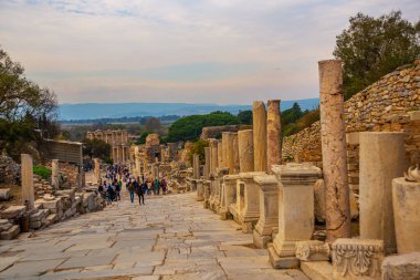 EPHESUS, SELCUK, IZMIR, TURKEY: Curetes Caddesi ve Türkiye 'nin Selcuk ilindeki antik Efes kentinin kalıntıları.