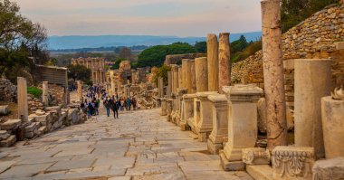 EPHESUS, SELCUK, IZMIR, TURKEY: Curetes Caddesi ve Türkiye 'nin Selcuk ilindeki antik Efes kentinin kalıntıları.