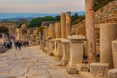 EPHESUS, SELCUK, IZMIR, TURKEY: Curetes Caddesi ve Türkiye 'nin Selcuk ilindeki antik Efes kentinin kalıntıları.