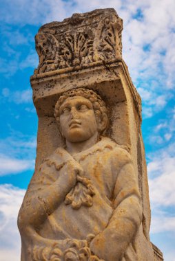 EPHESUS, SELCUK, IZMIR, TURKEY: Türkiye 'nin İzmir ilinin Selcuk kentindeki antik Efes kentinin kalıntıları, Herkül Kapısı.