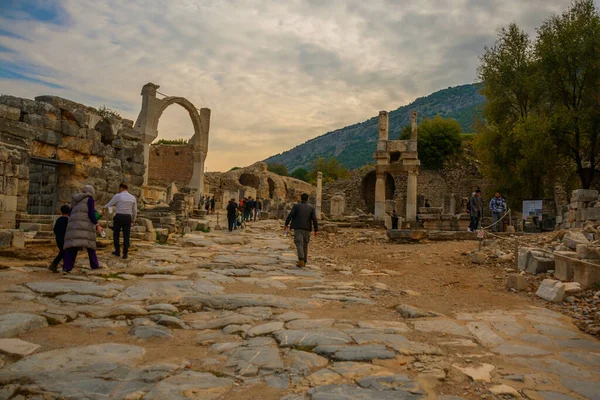 Ephesus Selcuk Izmir Turkey 罗马皇帝多米蒂安神庙和库列斯街的波利奥泉 以及土耳其塞尔库克省以弗所古城的废墟 — 图库照片