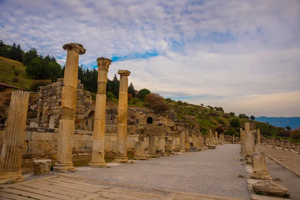Ephesus Selcuk Izmir Turquía Calle Curetes Con Columnata Odeón Cerca —  Fotos de Stock