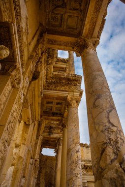 EPHESUS, SELCUK, IZMIR, TURKEY: Türkiye 'nin Selcuk kentindeki Ephesus antik kentinde bulunan Celsius Kütüphanesi. Türkiye 'de en çok ziyaret edilen antik kent.