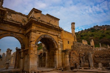 Ephesus, SELCUK, IZMIR, TURKEY: Ephesus Ancient City 'deki Mazeus ve Mithridates Gate. Efes, İzmir 'in İzmir ilinin Günümüz Selcuk ilçesine bağlı bir beldedir..
