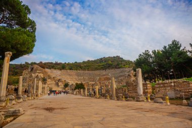 EPHESUS, SELCUK, IZMIR, TURKEY - İzmir 'in Selcuk kentindeki Efes' te büyük antik amfitiyatro.