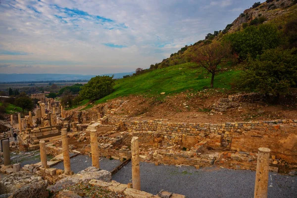 Ephesus Selcuk Izmir Turkey 土耳其伊兹密尔省塞尔库克市的梅米娅陵墓和以弗所古城的废墟 — 图库照片