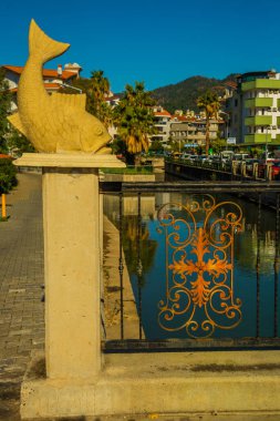 Marmaris, MUGLA, TURKEY: Güneşli bir günde, Marmaris 'te kanalın kenarında bir balığın heykeli.