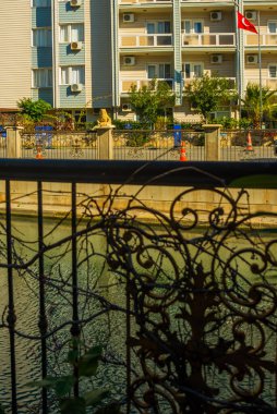 Marmaris, MUGLA, TURKEY: Güneşli bir günde Marmaris şehrinin caddesinde suyla dolu bir kanal.