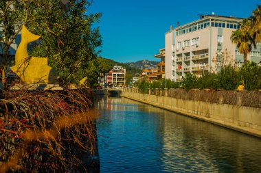 Marmaris, MUGLA, TURKEY: Güneşli bir günde Marmaris 'te kanalda bir balık, bir kurbağa ve bir deniz atı heykeli.