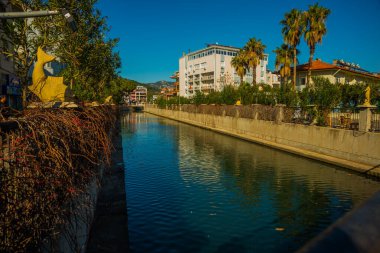 Marmaris, MUGLA, TURKEY: Güneşli bir günde Marmaris 'te kanalda bir balık, bir kurbağa ve bir deniz atı heykeli.