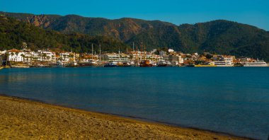 Marmaris, MUGLA, TURKEY: Güneşli bir günde eski kasaba, kale ve gemilerin manzarası.