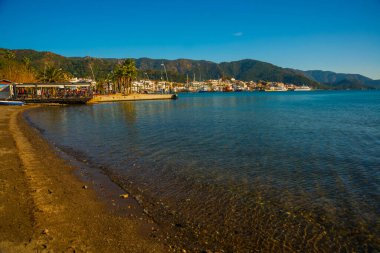 Marmaris, MUGLA, TURKEY: Güneşli bir günde eski kasaba, kale ve gemilerin manzarası.