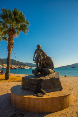 Marmaris, MUGLA, TURKEY: Güneşli bir günde Marmaris şehrinin gezinti alanında balıkçı anıtı.