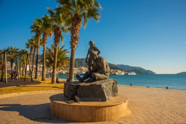 Marmaris, MUGLA, TURKEY: Güneşli bir günde Marmaris şehrinin gezinti alanında balıkçı anıtı.