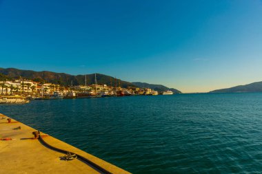Marmaris, MUGLA, TURKEY: Güneşli bir günde eski kasaba, kale ve gemilerin manzarası.