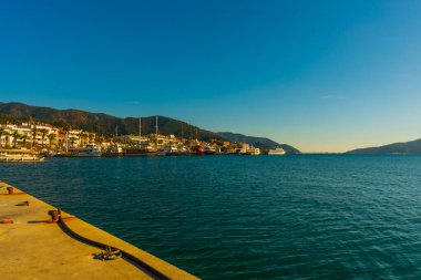 Marmaris, MUGLA, TURKEY: Güneşli bir günde eski kasaba, kale ve gemilerin manzarası.