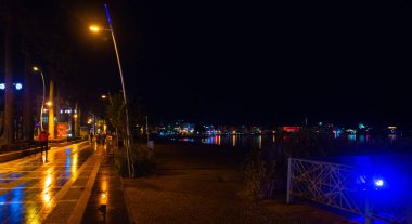 Marmaris, MUGLA, TURKEY - Geceleri Marmaris manzarası. Siyah gökyüzü ve denizin arka planında çok renkli ışıklar.