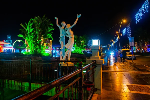 Maris Mugla Turkey Marmarisの夜の中心に運河による男と女の彫刻 — ストック写真
