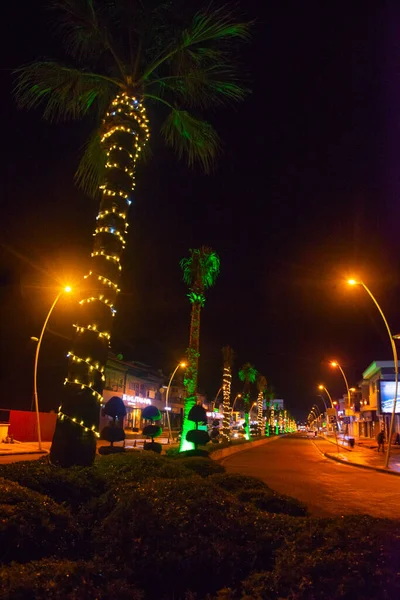 Maris Mugla Turkey Marmarisの新年のために飾られた美しい夜の通り — ストック写真