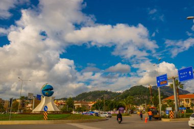 Pearl 'ün içinde bir küre şeklinde bir anıt, yolda Marmaris' te olağandışı bir anıt. Adı Marmaris 'in İncisi..